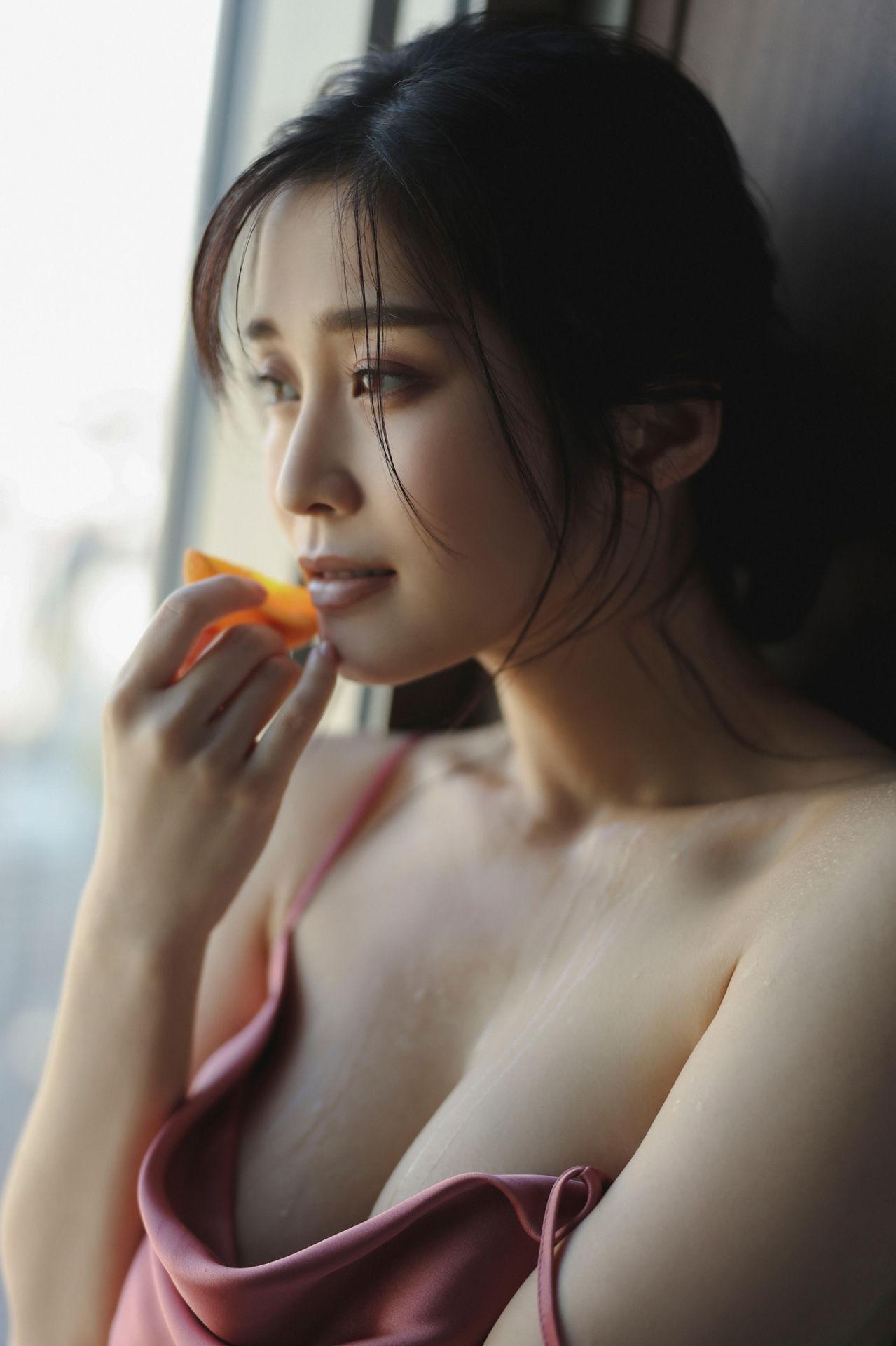 Rin Takahashi 高橋凛, 写真集 「Ｉカップ美女と、スイートルームで。 Vol.1」 Set.01(6)