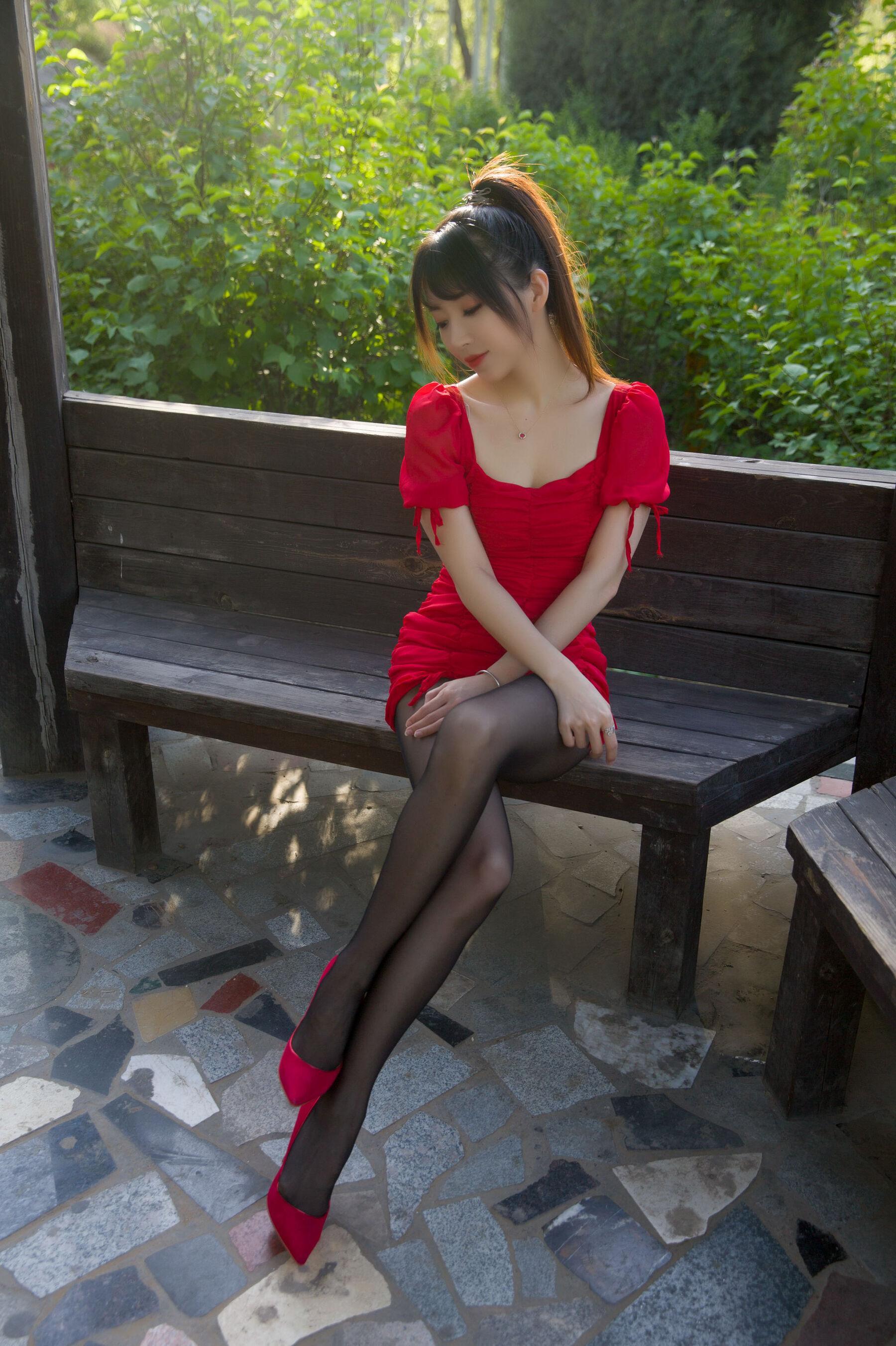 国模套图 小女巫露娜《户外小红裙》(3)
