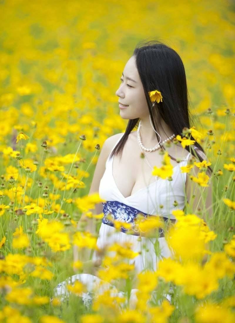 妩媚女神徜徉花海深V白裙大秀事业线(10)