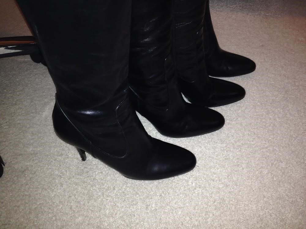 Black burberry rain boots-9425