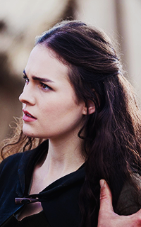 Sophie Skelton - Page 2 ASTIhx7R_o