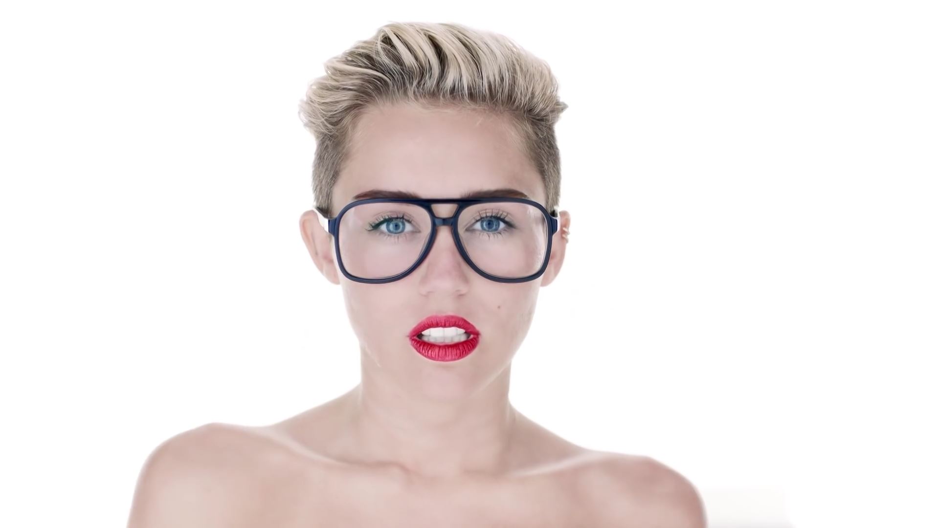 Miley Cyrus - Wrecking Ball - Director's Cut (YouTube-1080p). 