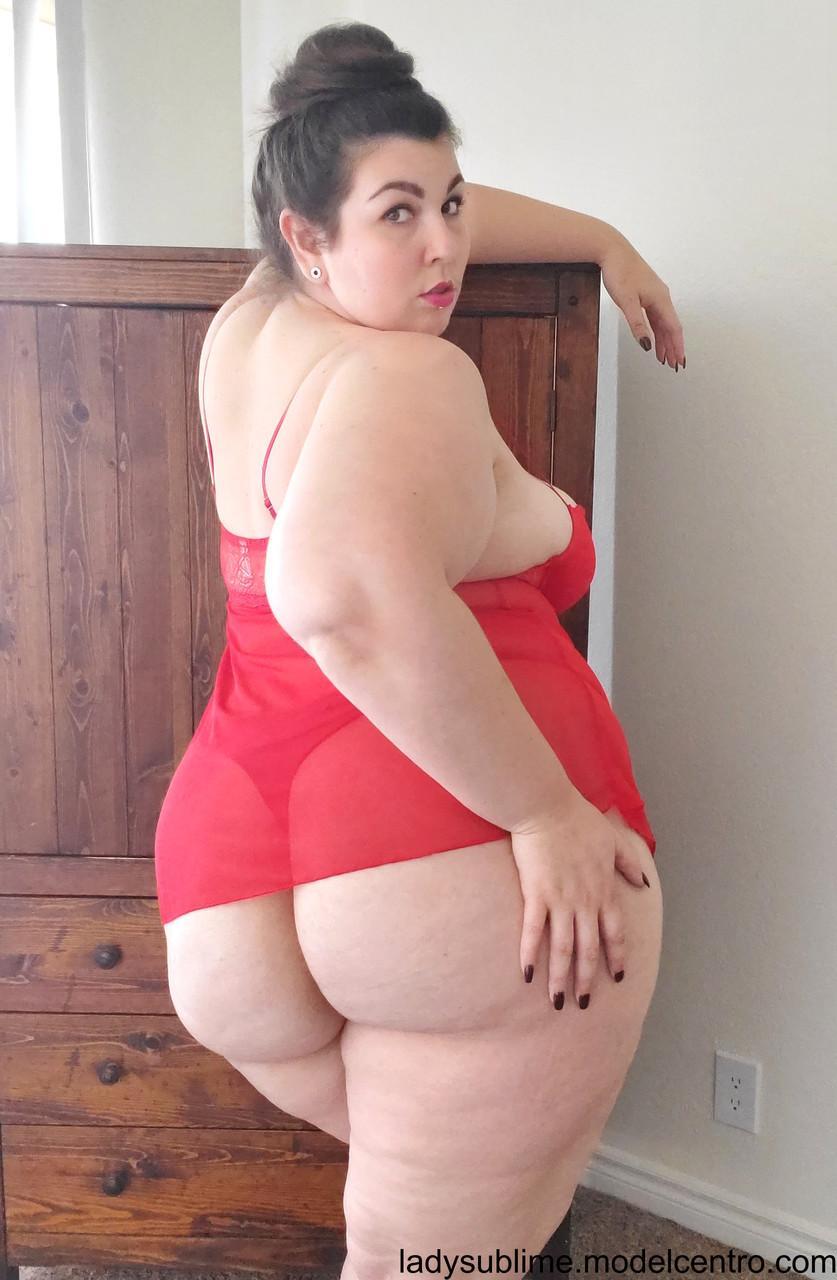 Fatty in a red negligee Lady Sublime flaunts her big juggs while sucking a toy(5)