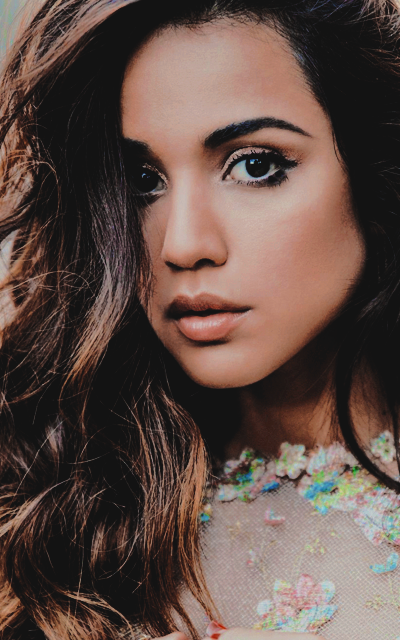 Summer Bishil AHnBW00H_o