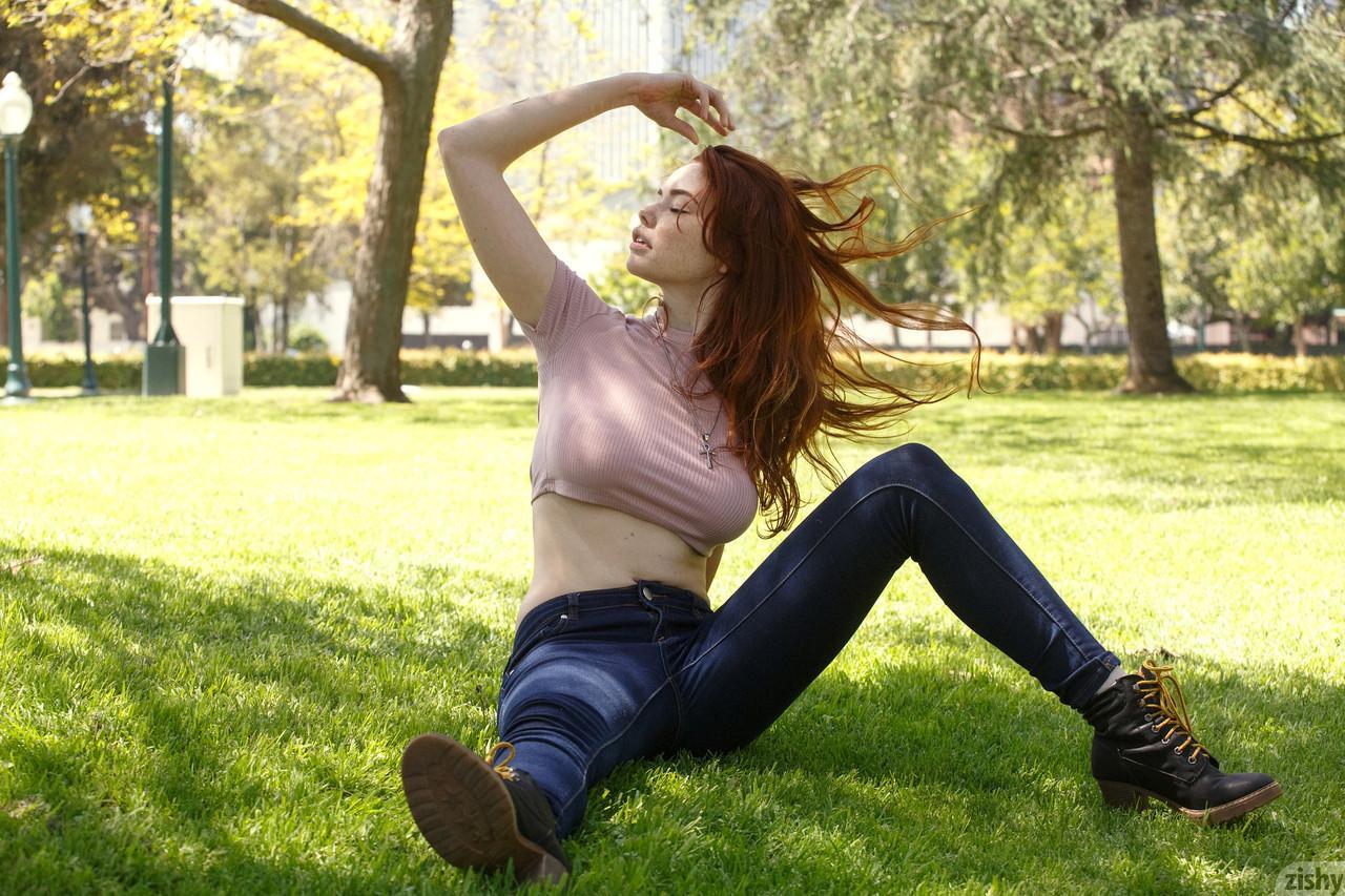 Redheaded freckled babe Sabrina Lynn flaunts her underboobs outdoors(3)