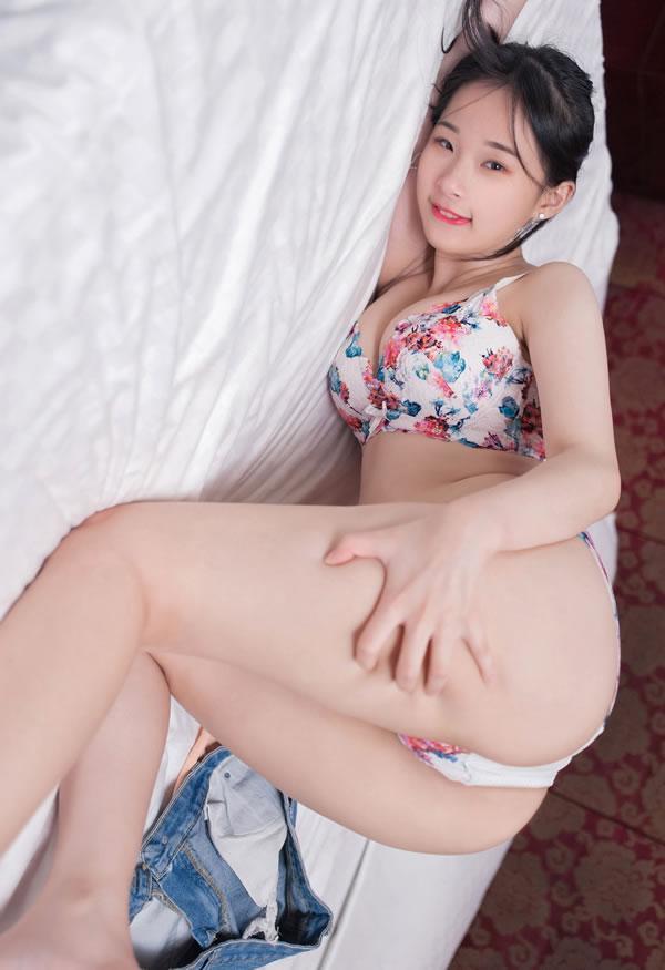 碎花内衣小美女婕咪无圣光图集笑容可掬(24)