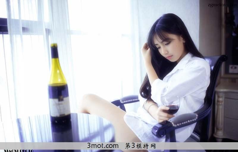 纯情尤克里里长发美女音乐配红酒闺房生活照(8)