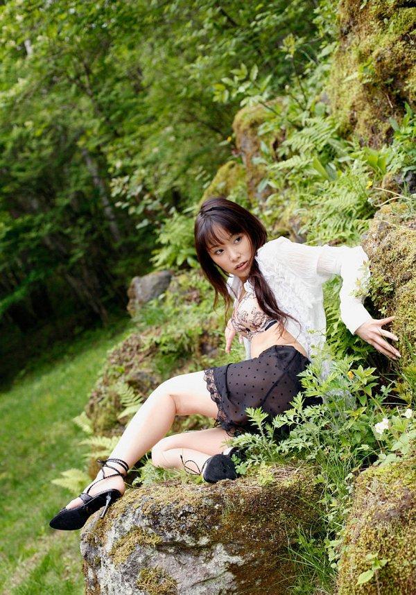 Beautiful Japanese girl Yua Aida exposes her firm tits amid nature's beauty(7)