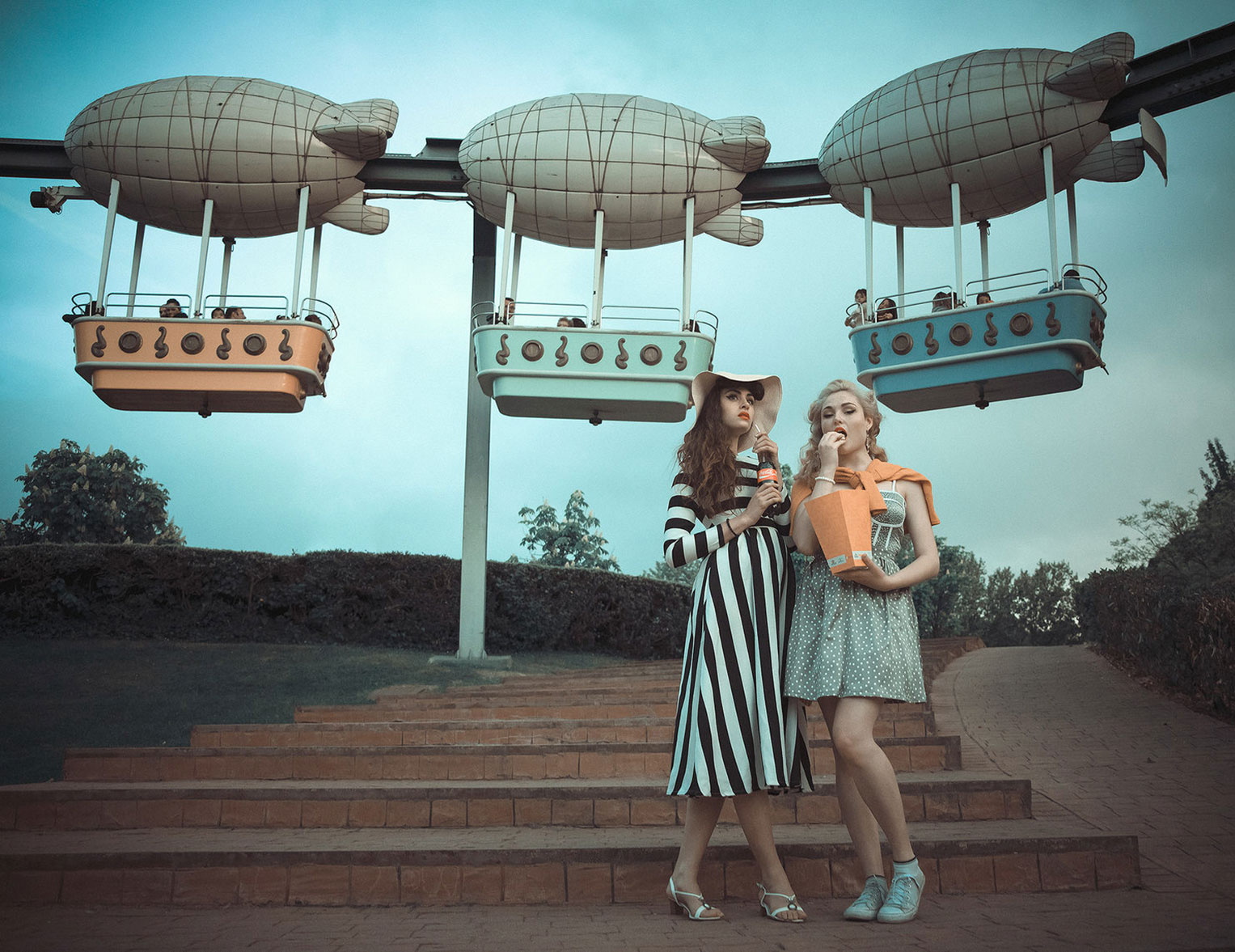 Elsa Illari, Ana del Portillo by Rebeca Saray Девушки отдыхают в парке развлечений в стиле 1950-х годов / фото 20