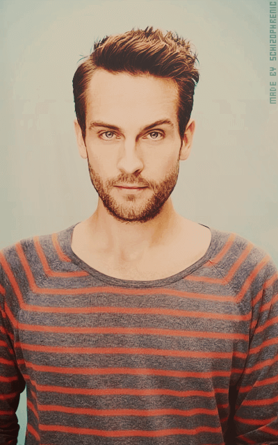 Tom Mison 1fpPCcko_o