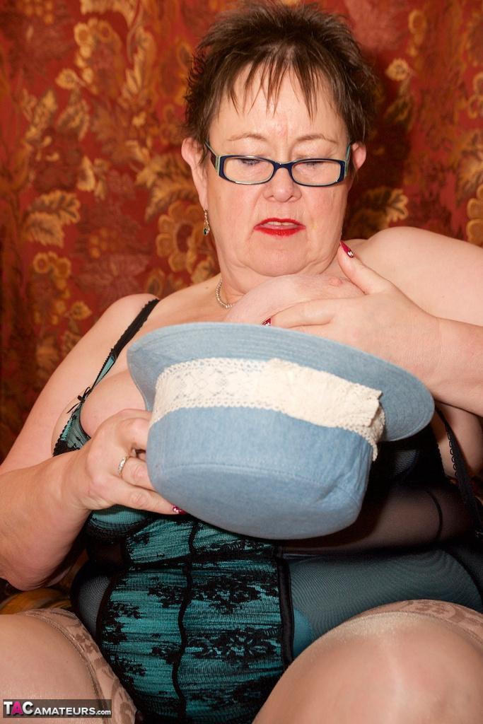 Obese mature woman exposes her big tits and pussy with her glasses on(8)