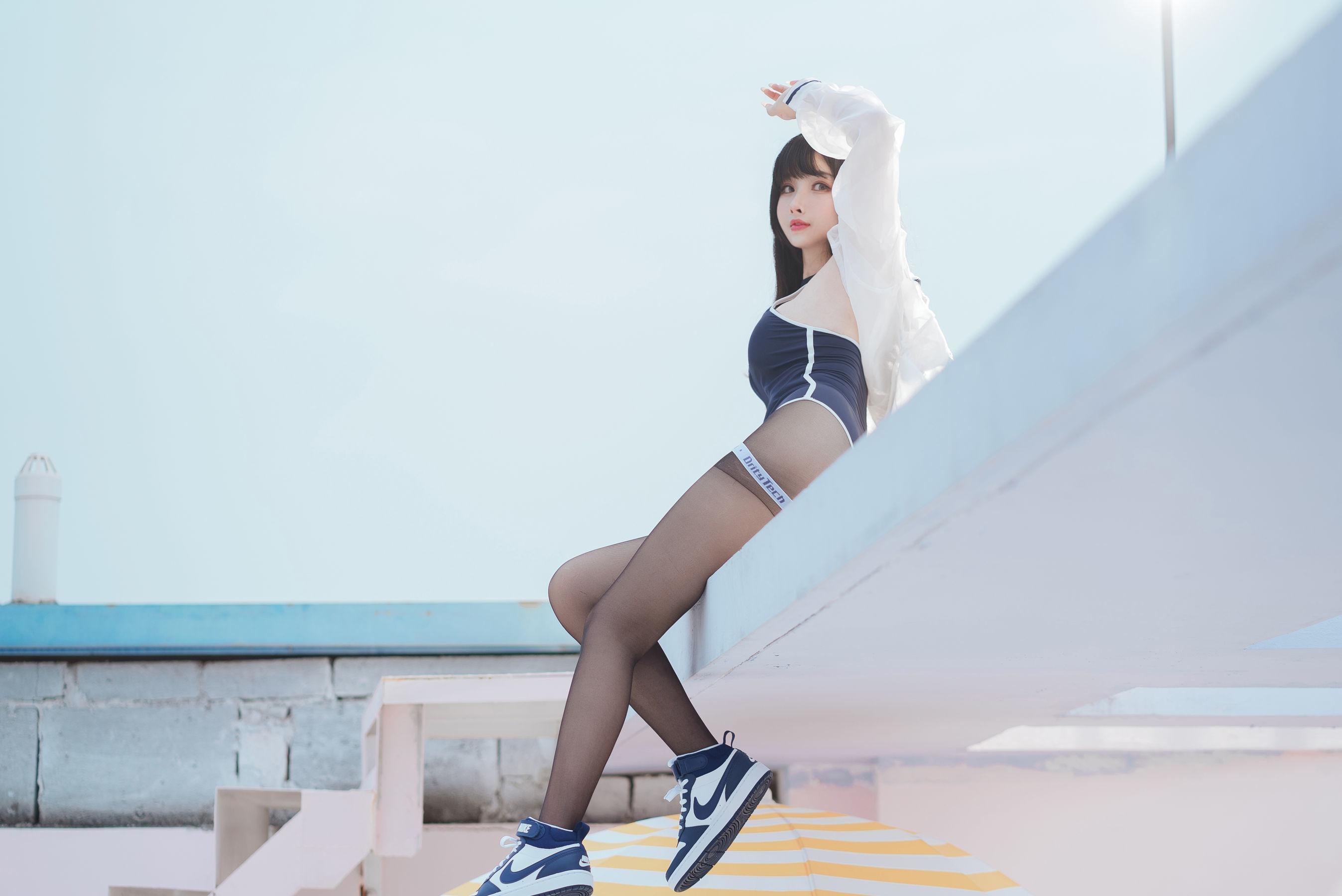 [网红COSER] rioko凉凉子 – 天台竞泳(10)