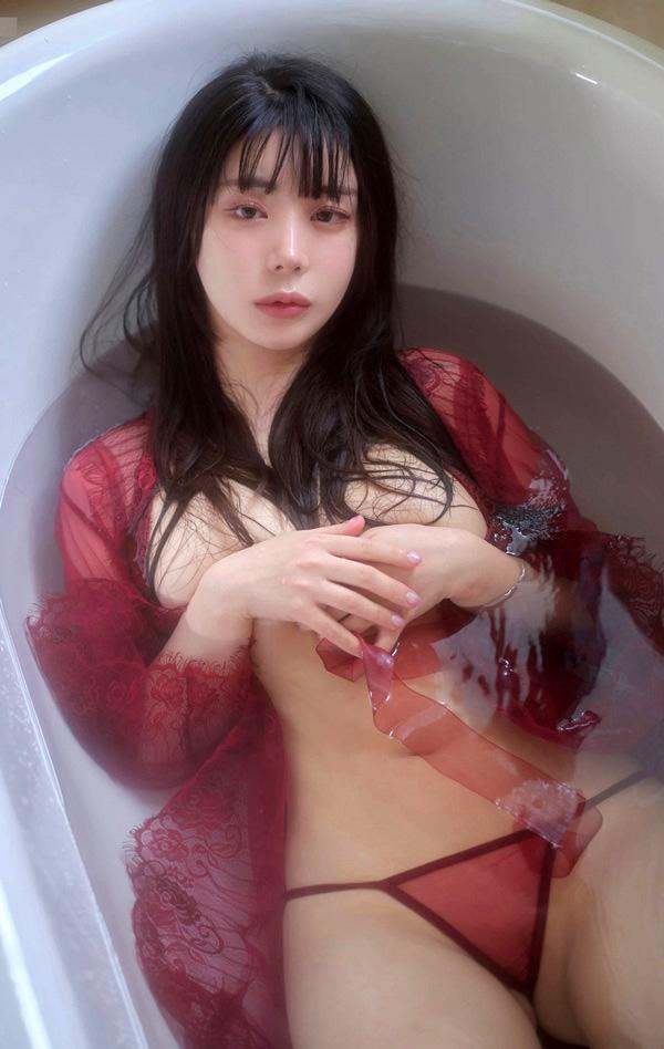 正点美女Wuyo酒红睡袍湿身写真娇躯呈现(13)