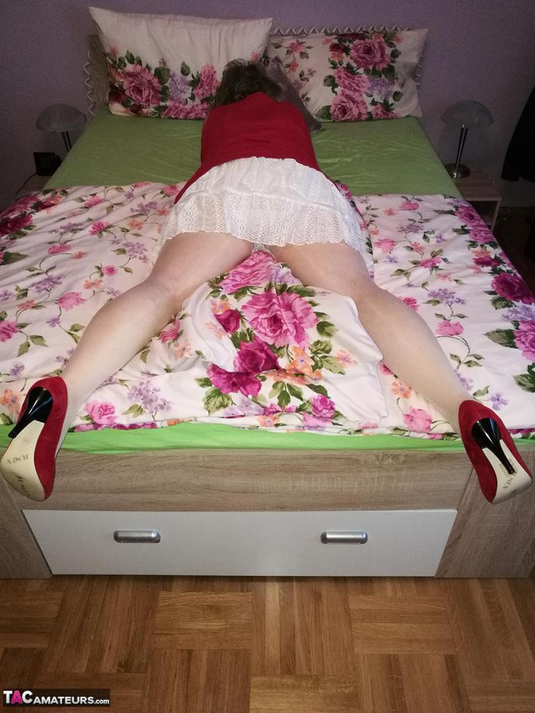 Horny nan Caro pulls down her pantyhose to show her bush in white gloves(9)