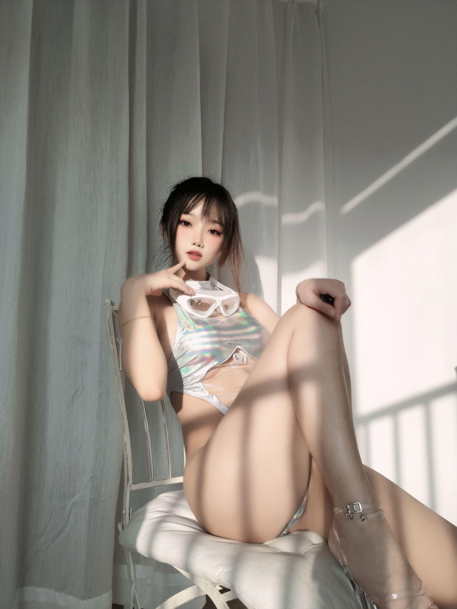 [网红COSER] 白嫩美少女鬼畜瑶 – 镭射竞泳 写真集(54)