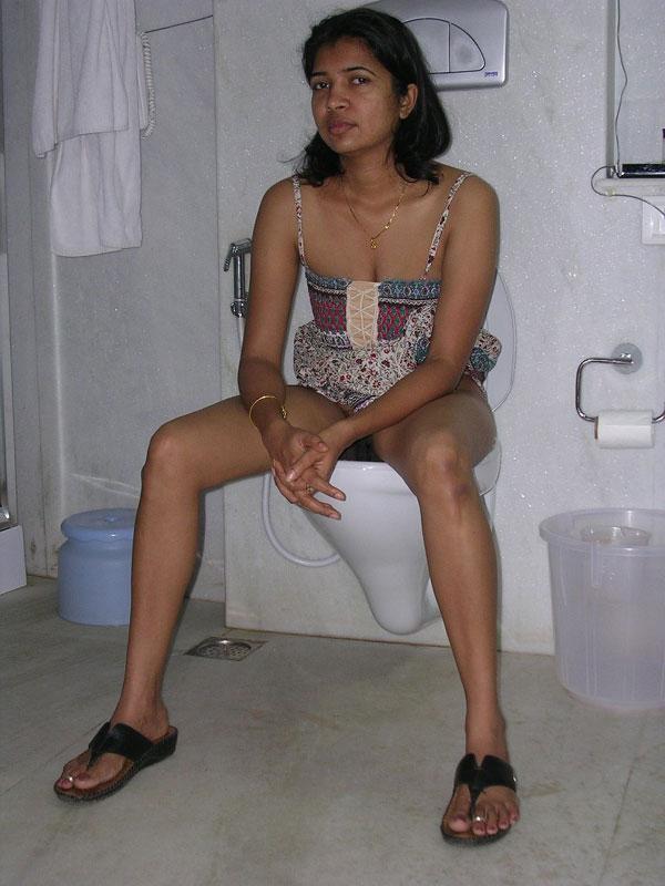 Indian wife Radha sucks her husband's cock after doing bathroom things(7)