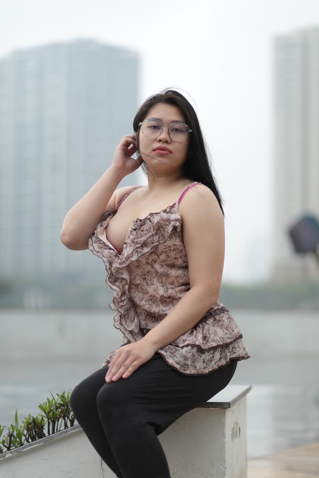 Beautiful chubby babe in glasses teases with her big boobs outdoors(9)