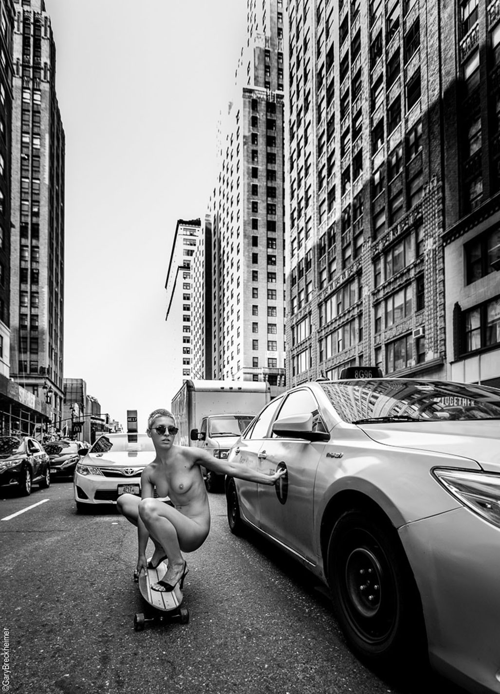 Голая Мариса Папен на скейте на улицах Нью-Йорка / Marisa Papen Boarding through the Streets of New York by Gary Breckheimer Голая Мариса Папен на скейте на улицах Нью-Йорка / Marisa Papen Boarding through the Streets of New York by Gary Breckheimer