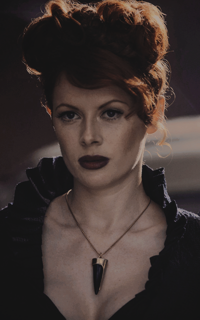 Emily Beecham 1xQJpGYR_o