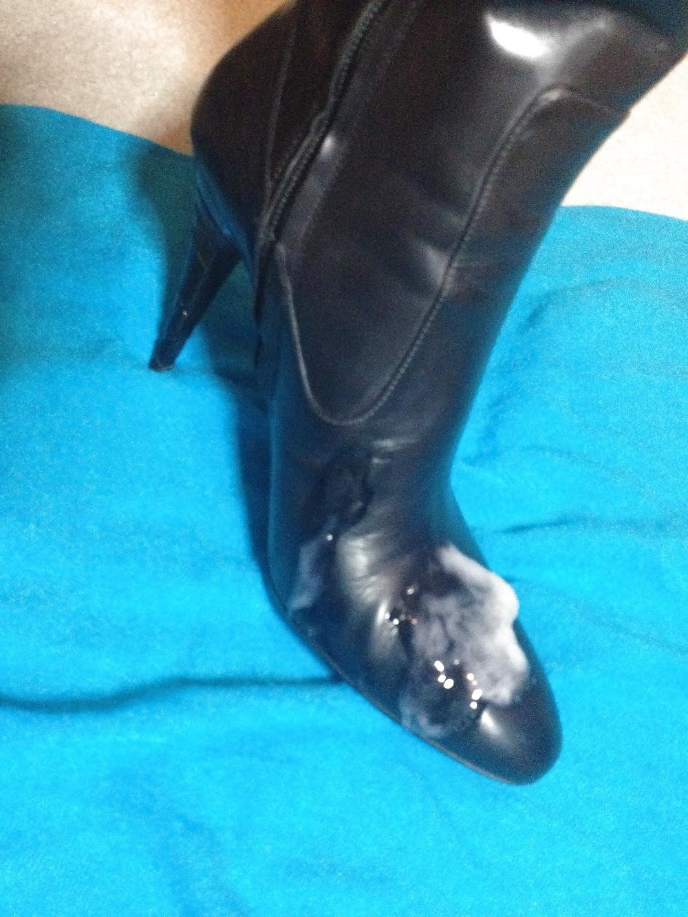 Black burberry rain boots-7054