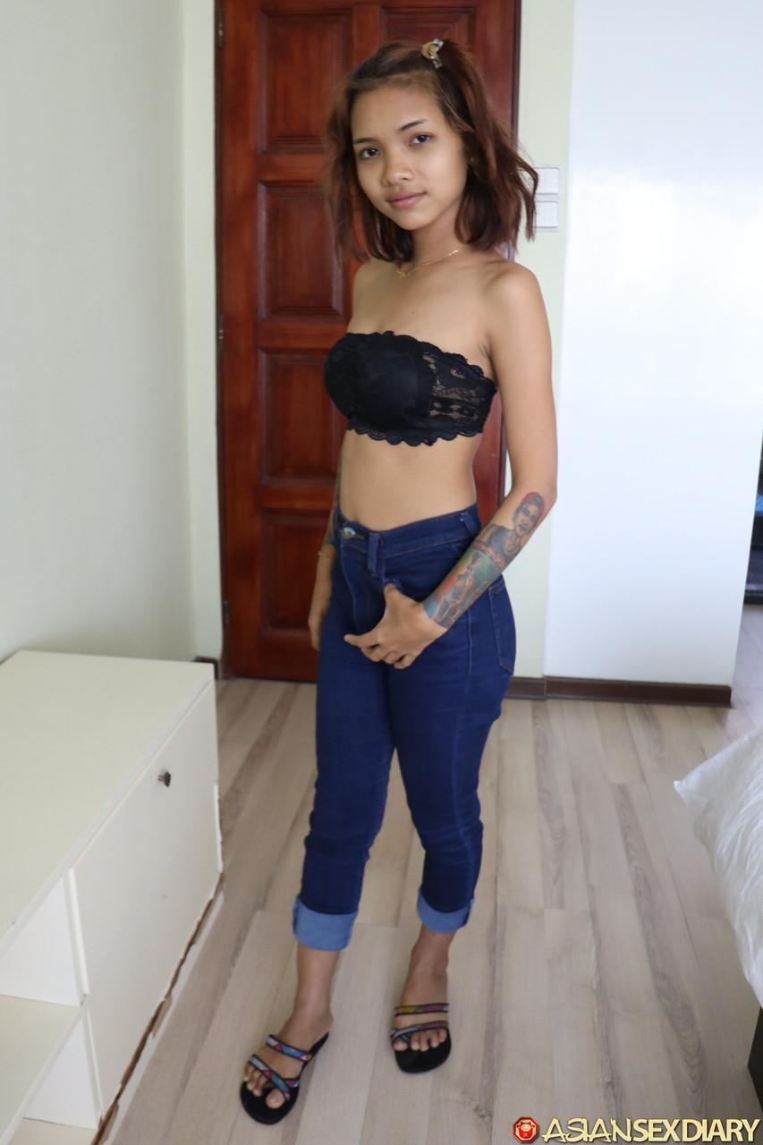 Pretty Asian girl Emelyn shows off her petite body while undressing for sex(5)