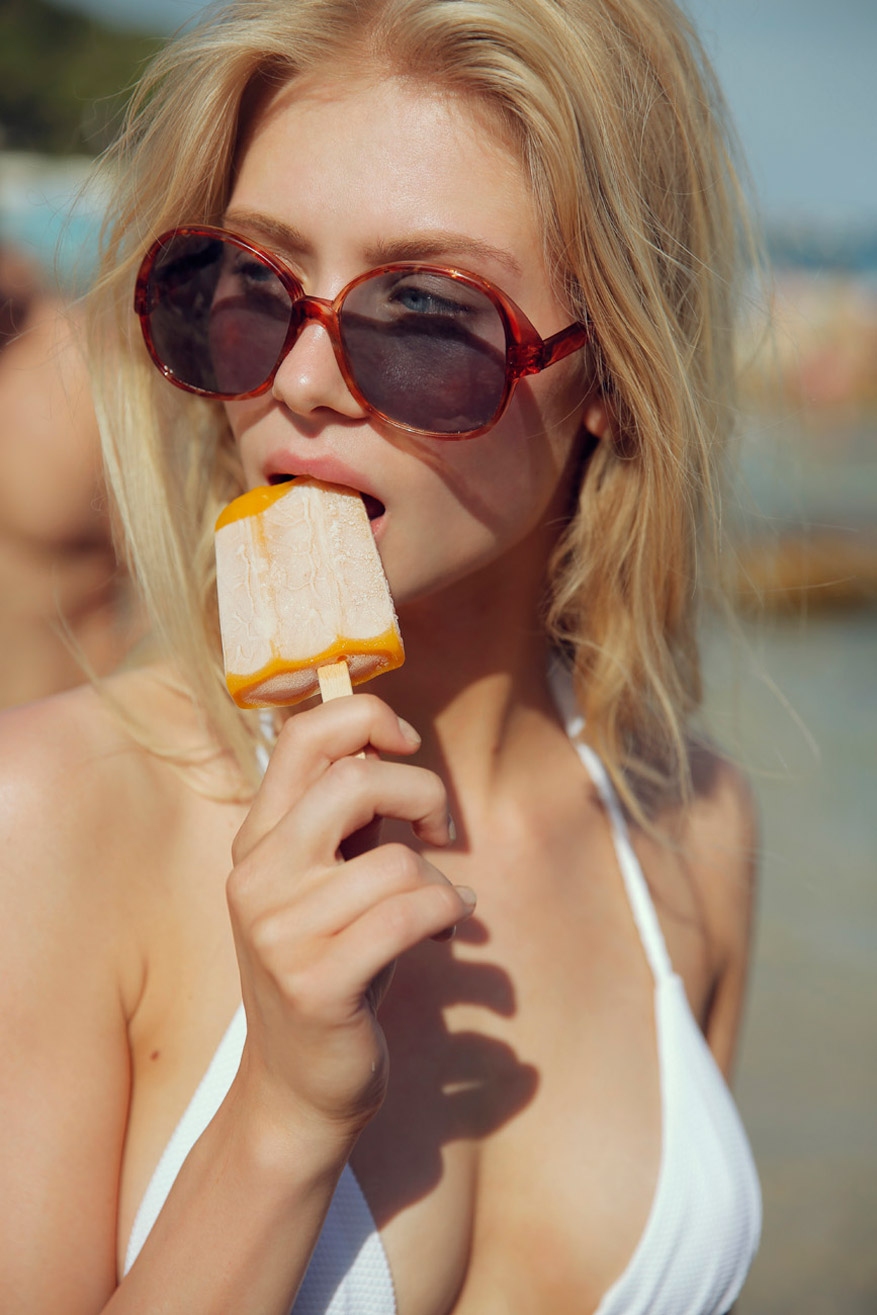 На пляжах Сен-Тропе / Maya Stepper and Clara Rosager on Saint-Tropez beach by Cameron Hammond На пляжах Сен-Тропе / Maya Stepper and Clara Rosager on Saint-Tropez beach by Cameron Hammond