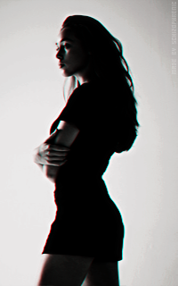Alycia Debnam-Carey K6TdgTpg_o