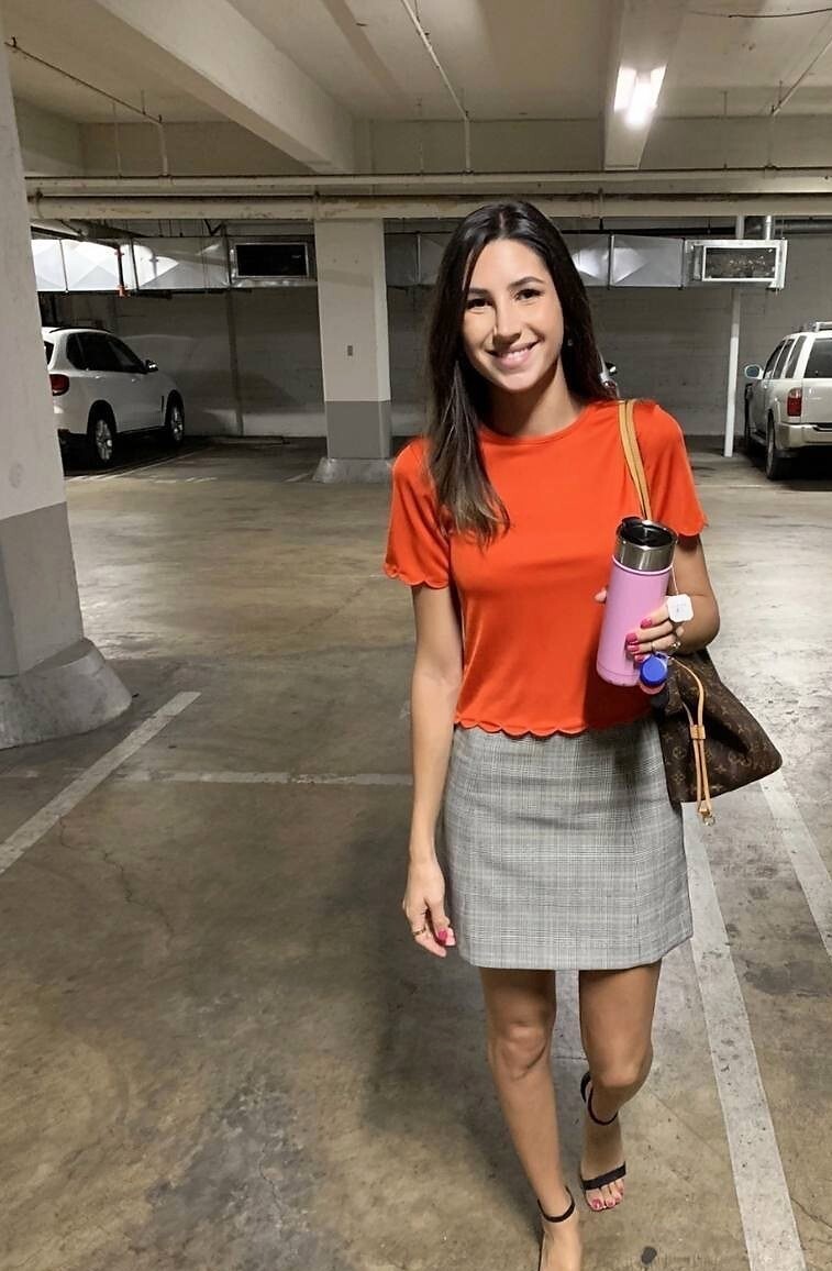 Hermosa flaca chupa vergas.