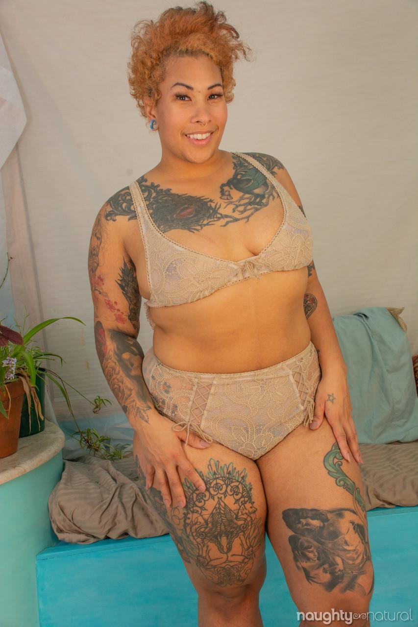 Chubby ebony with tattoos Valentine Von Bettie undresses and masturbates(8)