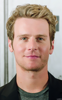 Jonathan Groff Ur8EvjSC_o