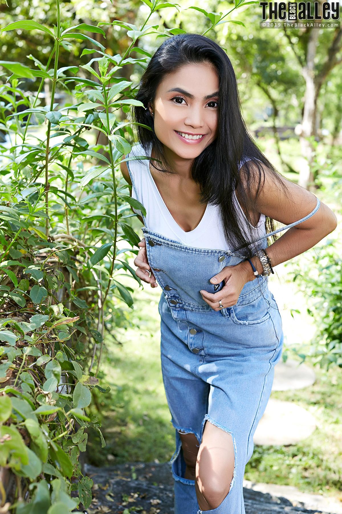 Leah The Black Alley Photobook Set.01(12)