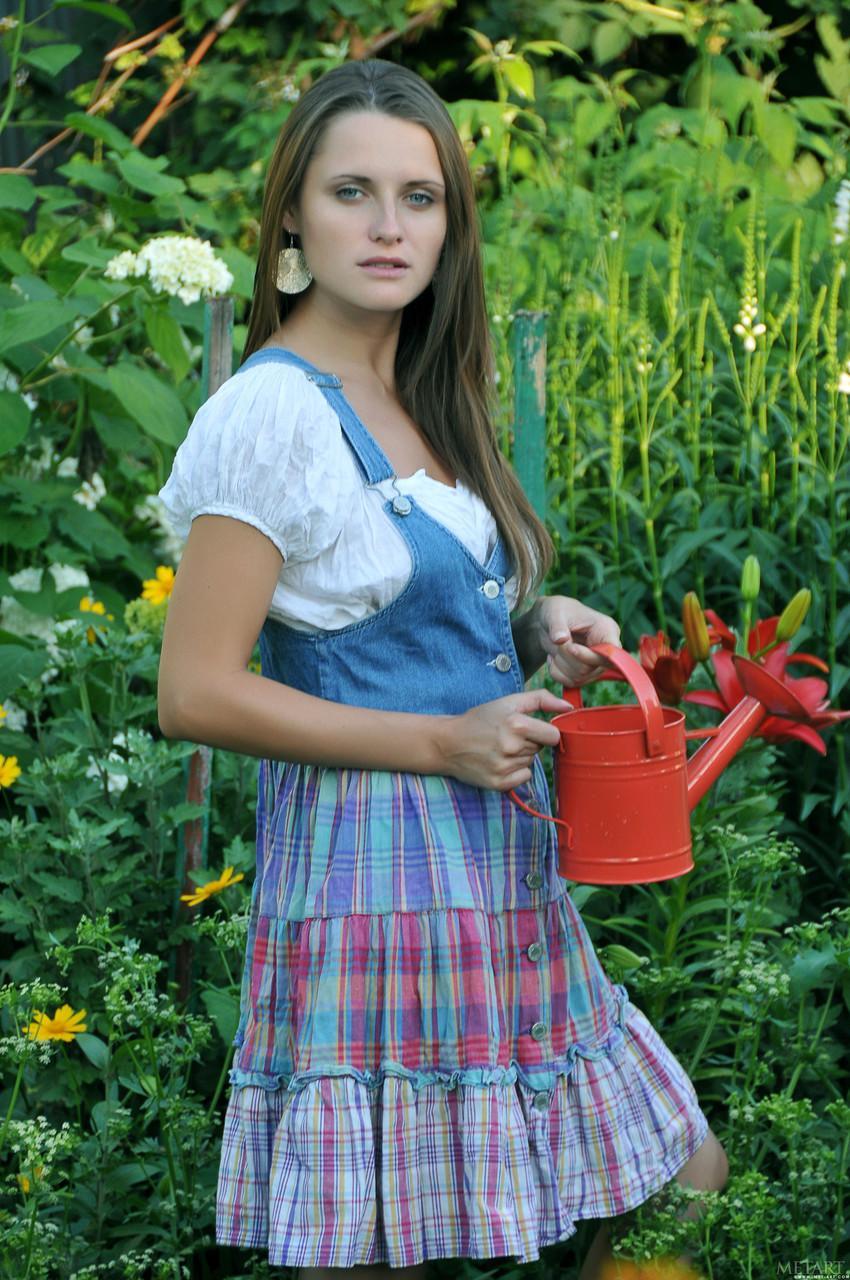 Beautiful amateur country girl Nata F exposes her big tits in a garden(2)