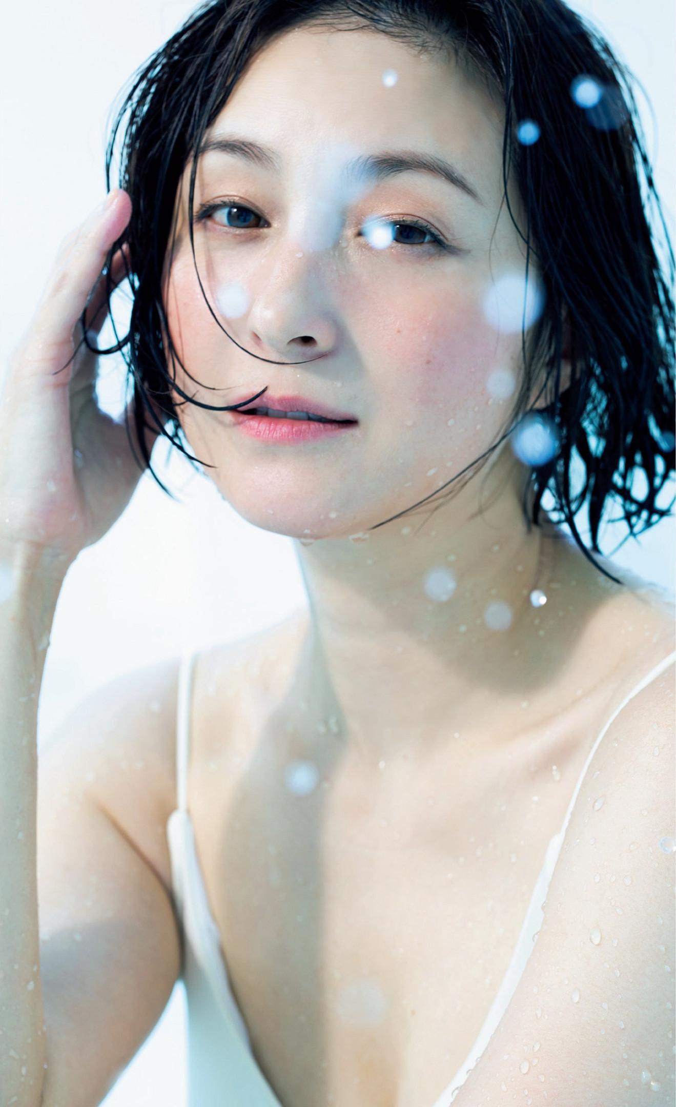 Ryoko Hirosue 広末涼子, Weekly Playboy 2022 No.51 (週刊プレイボーイ 2022年51号)(2)