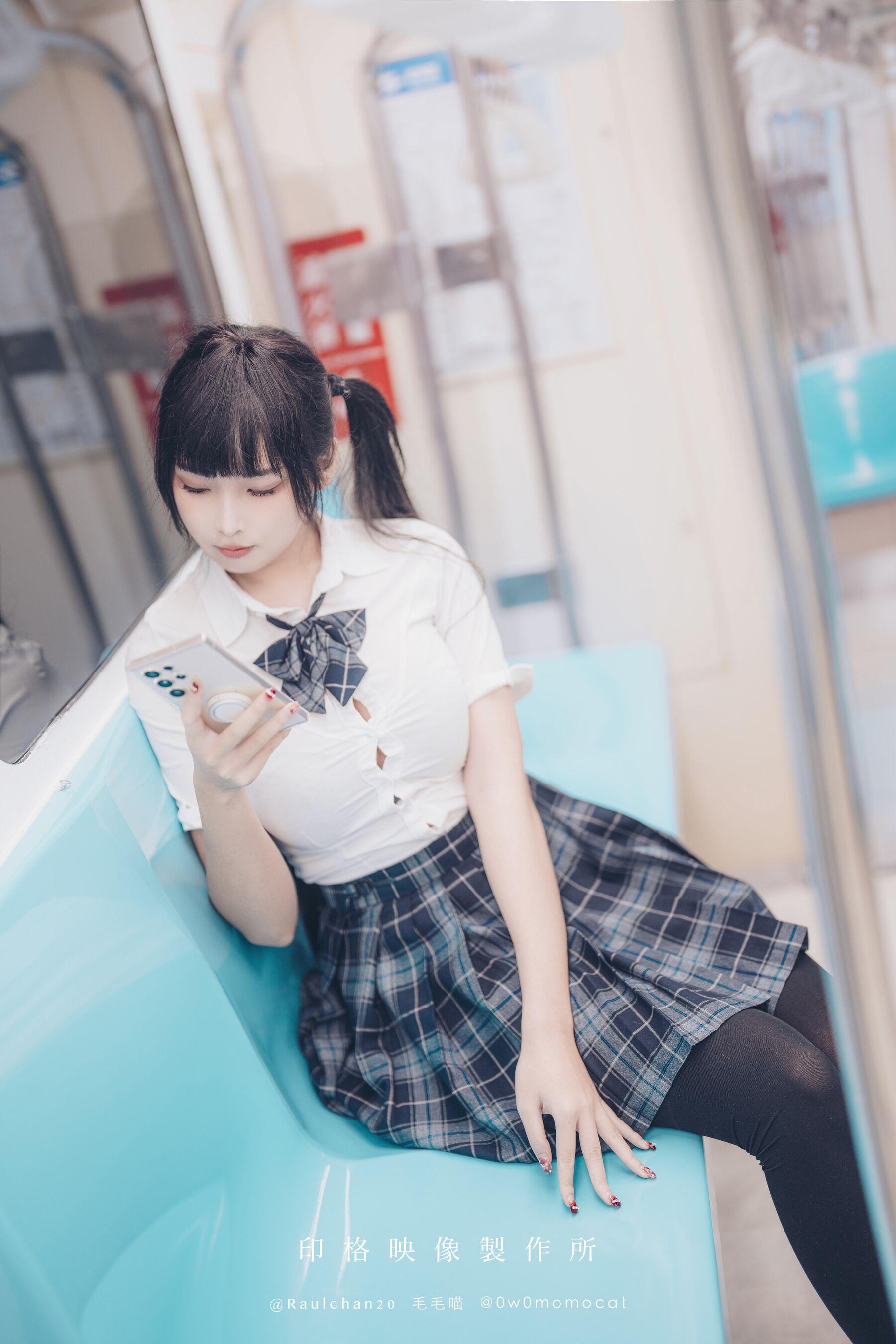 国模套图 慕慕Momo《🚄 电车通学少女 🆘》(3)