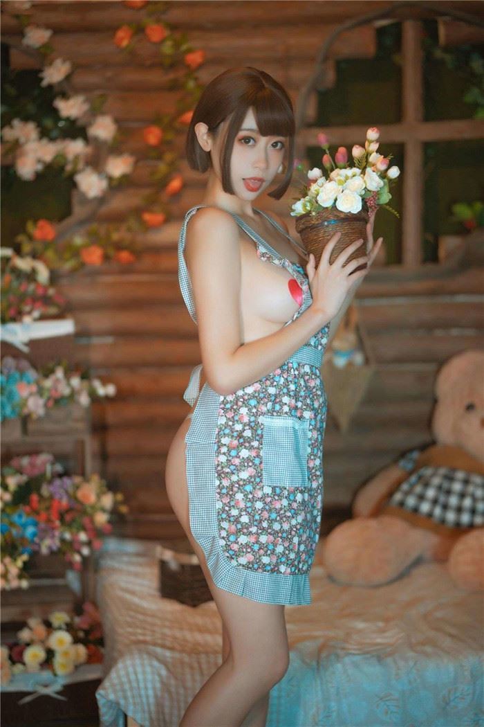 大胸美女奈汐酱勤劳老板娘系列写真