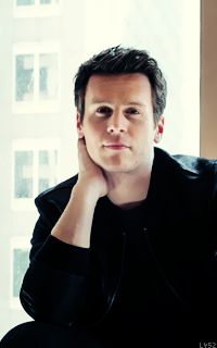 Jonathan Groff AT7RgPH4_o