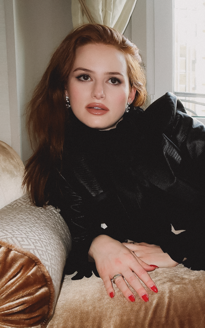 Madelaine Petsch KKNOyvBQ_o