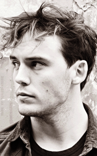 Sam Claflin O4tlYnPZ_o