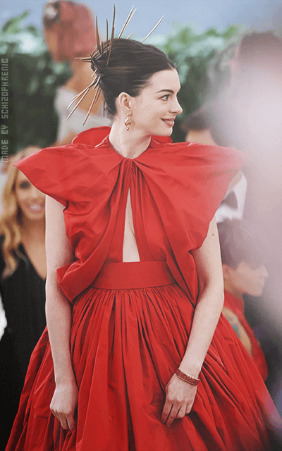 Anne Hathaway GadeOXUE_o