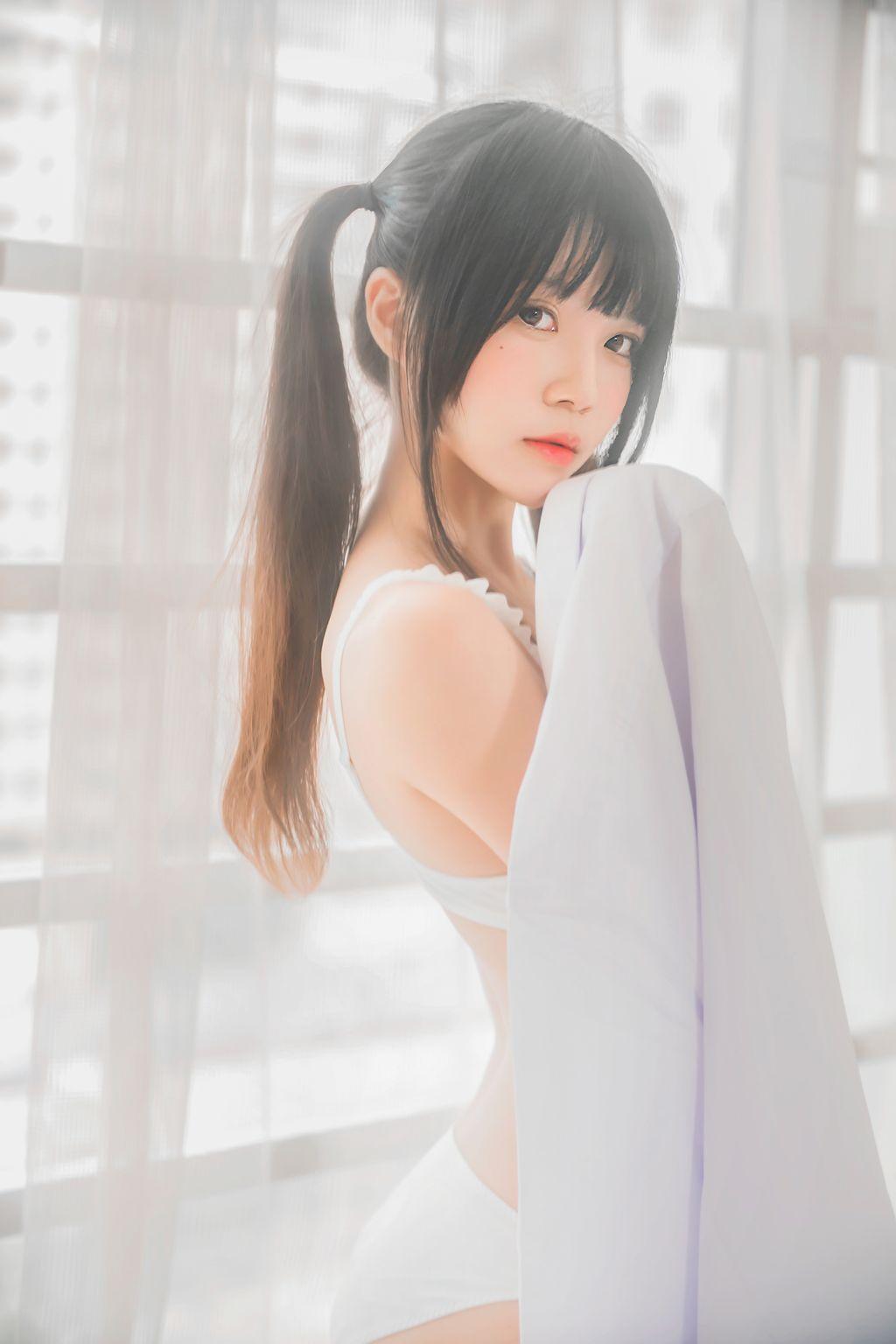 Coser @ 桜 桃 喵 Vol.073: 白 衬衫 双 马尾 (47 photos)(37)