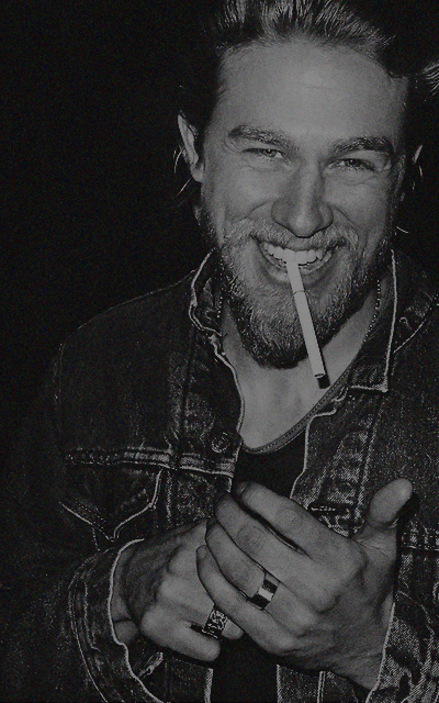 Charlie Hunnam KxnNQevE_o