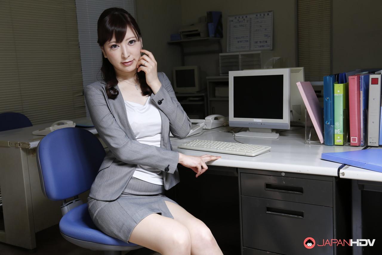 Japanese secretary Noeru Mitsushima models business attire after hours(11)