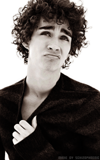 Robert Sheehan C7TtIP7j_o