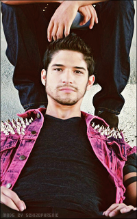 Tyler Posey E49oFnGC_o