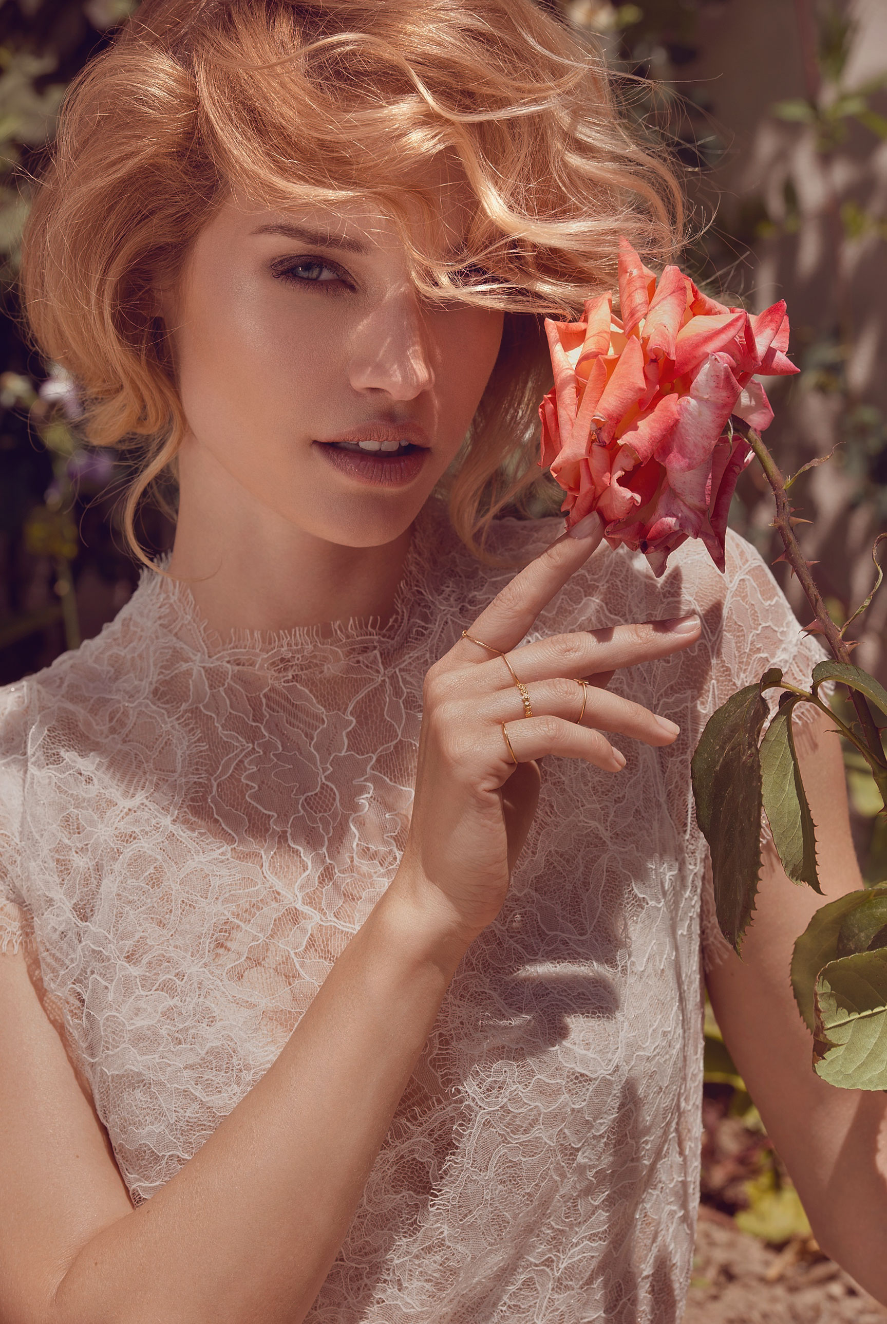 Julie Ordon by Stefan Imielski / Elle Bulgaria august 2015 Девушка с розами / Жули Ордон / фото 10