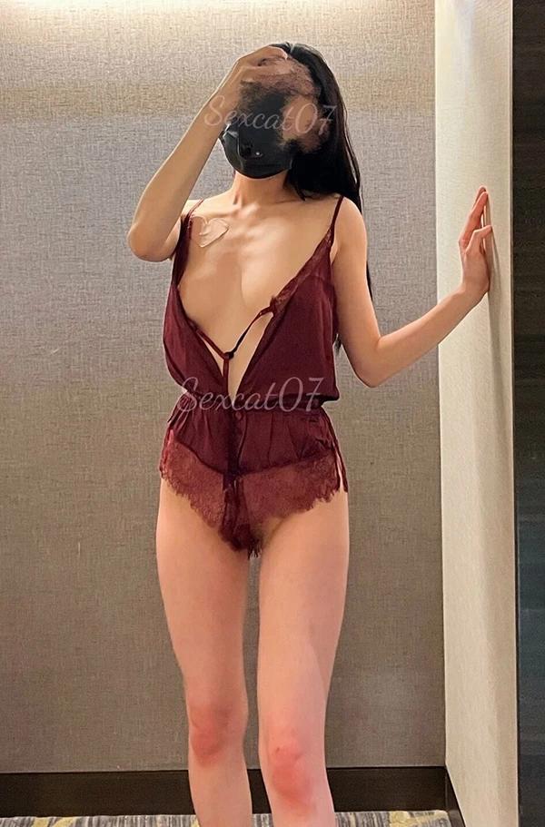 推特美女@猫剧情私拍九头身正点身材尺度图集(27)