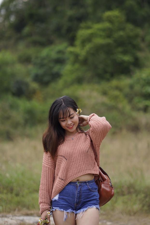 Stunning Asian babe poses in her jean shorts & sweater in public(11)