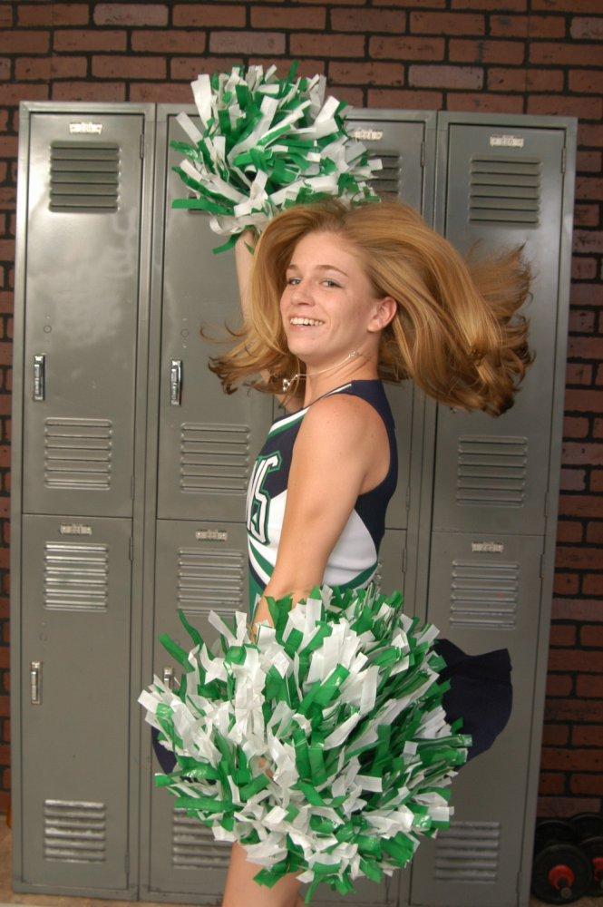 Teen cheerleader gets totally naked in front of change room lockers(3)