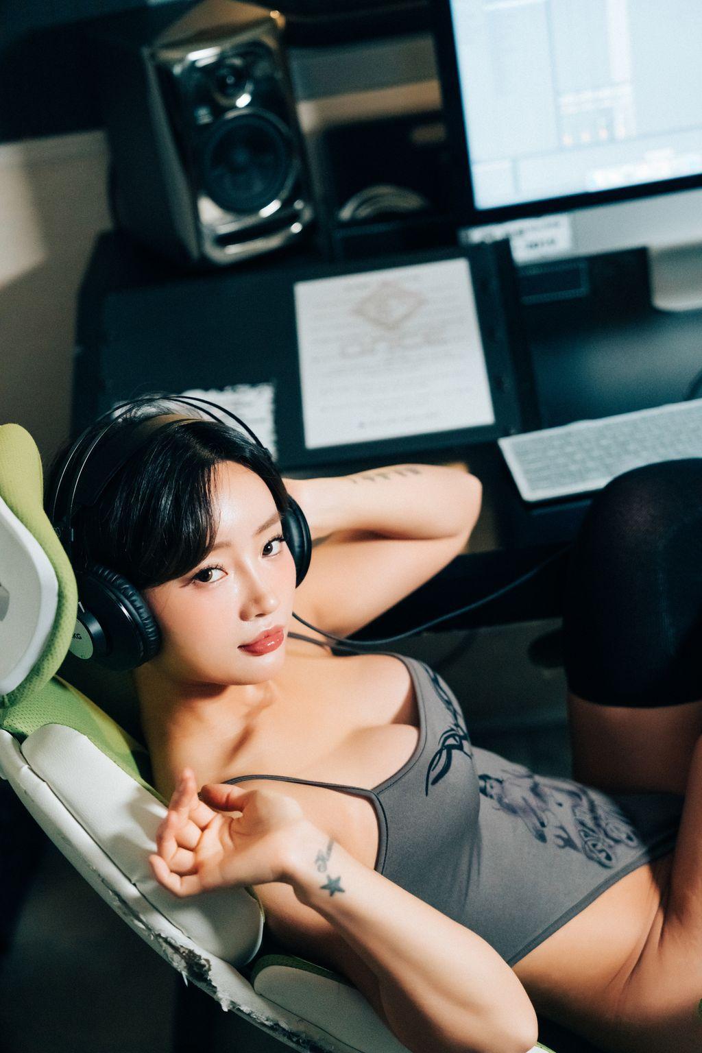 [Loozy] Booty Queen: Nude Recording (155 photos )(51)