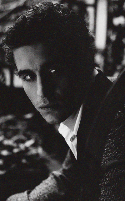 Max Irons O7hkCesw_o